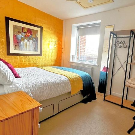 Gold Penthouse Room 5Min To Basingstoke Hospital Esterno foto
