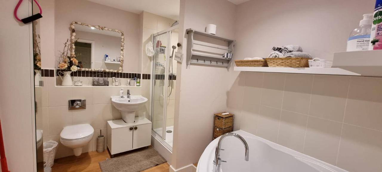 Gold Penthouse Room 5Min To Basingstoke Hospital Esterno foto