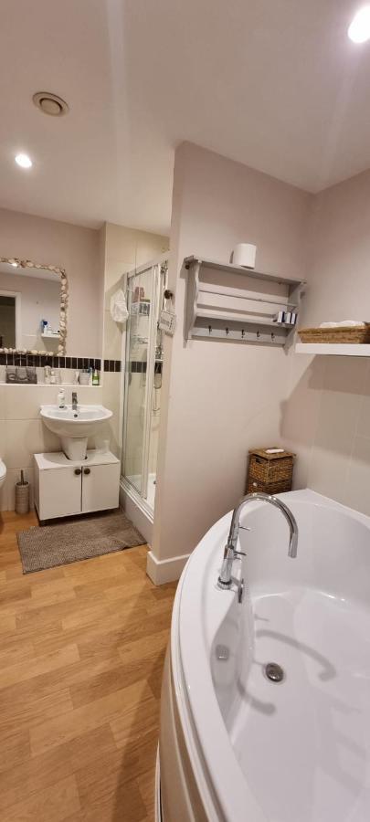 Gold Penthouse Room 5Min To Basingstoke Hospital Esterno foto