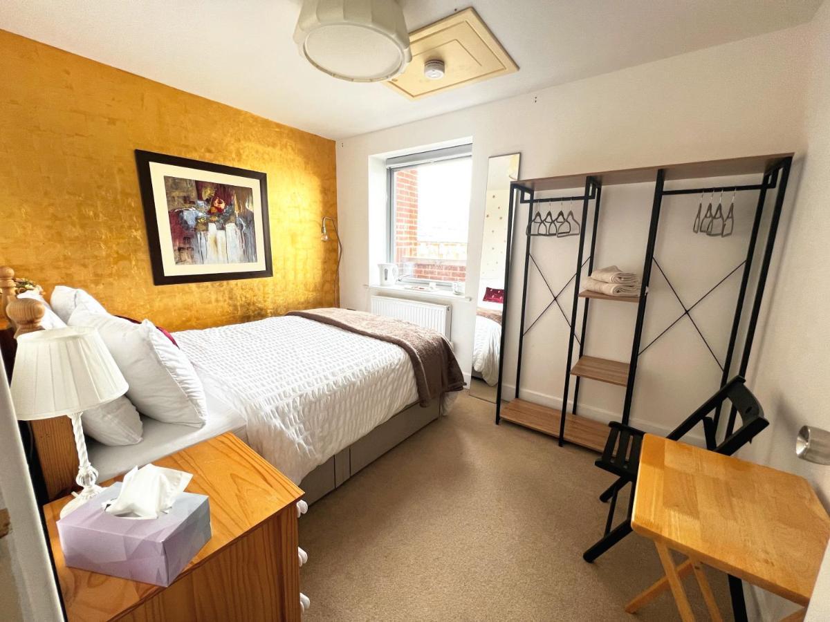 Gold Penthouse Room 5Min To Basingstoke Hospital Esterno foto
