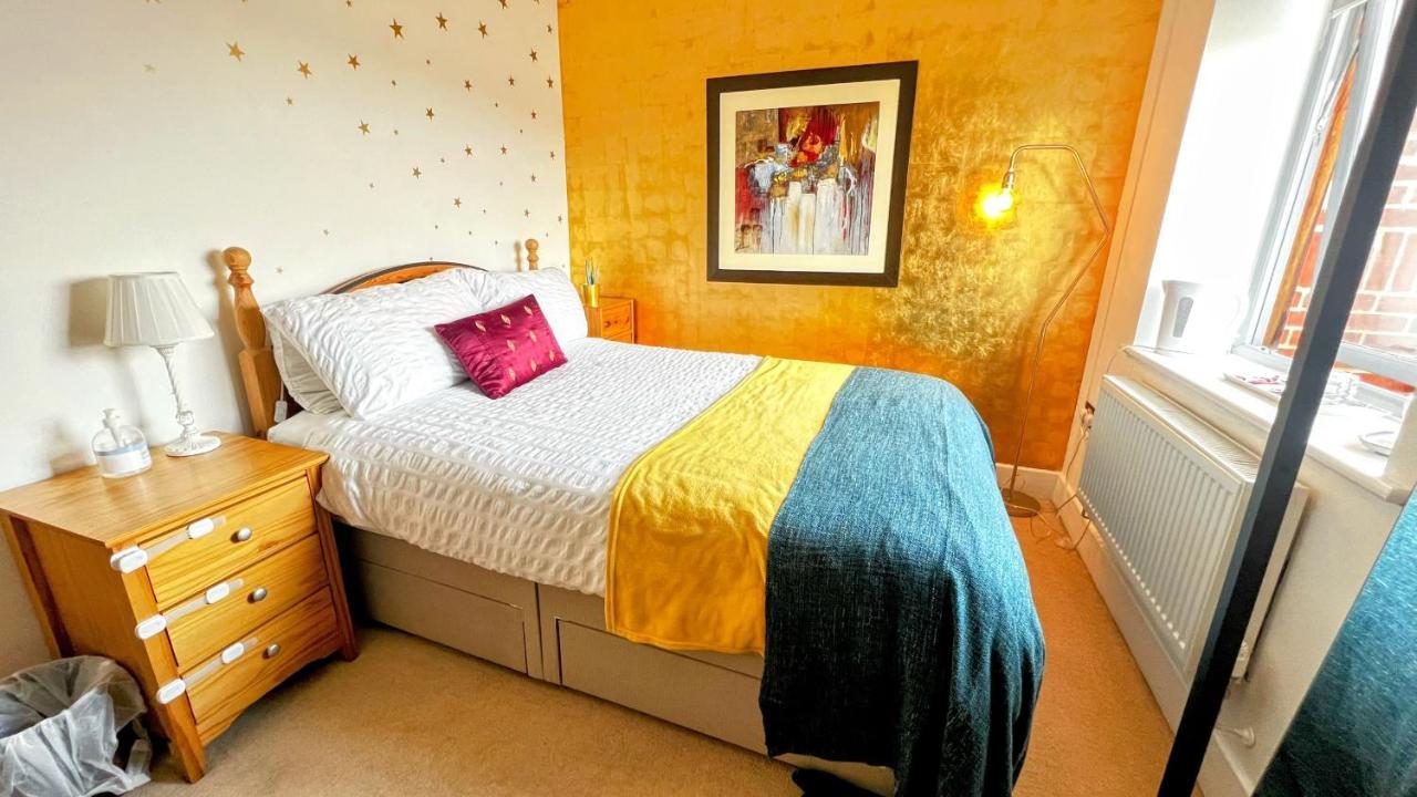 Gold Penthouse Room 5Min To Basingstoke Hospital Esterno foto